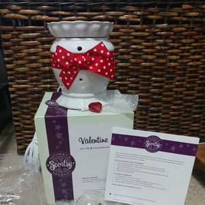New in the box Valentine Scentsy warmer